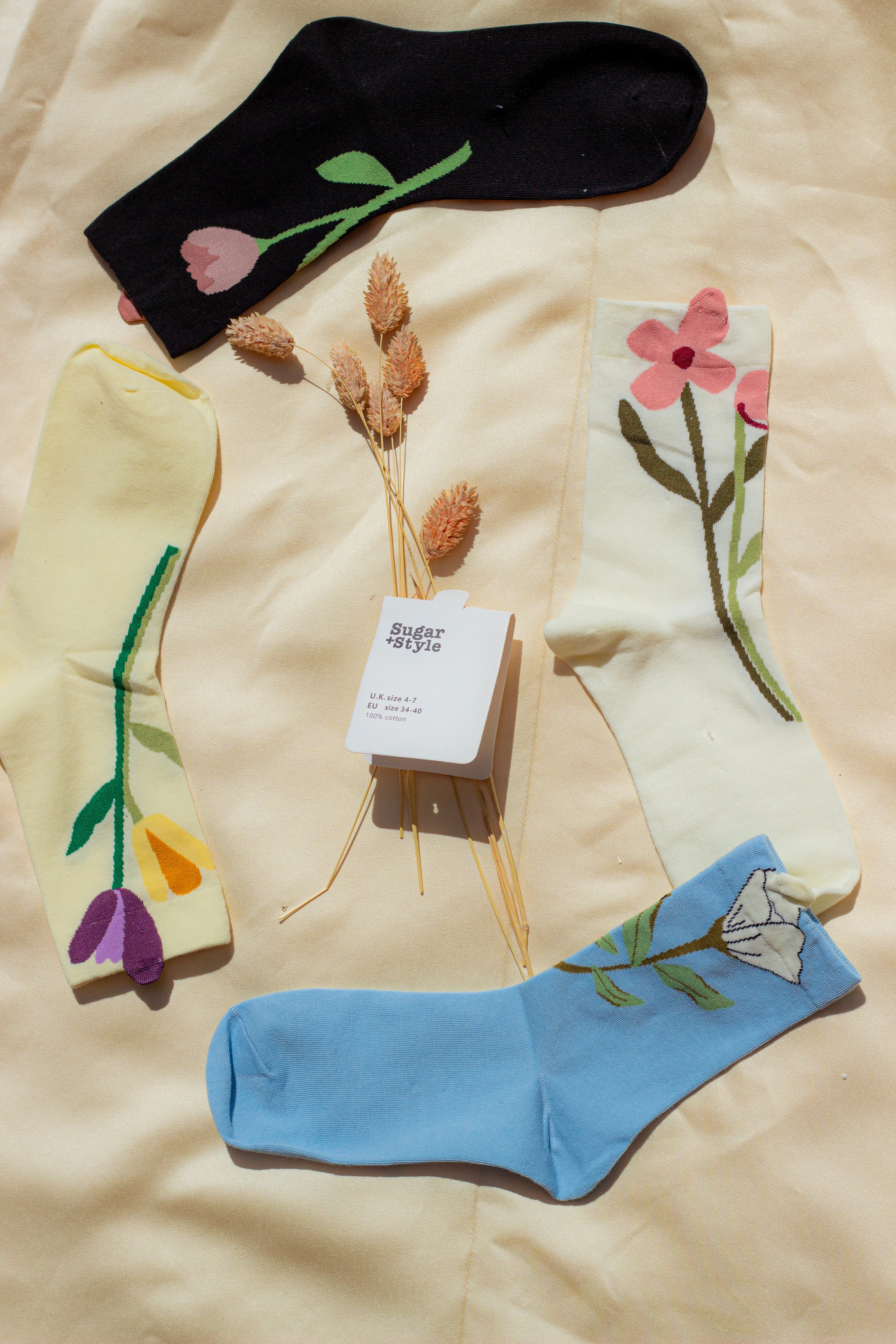 Flower Illustrated Ankle Top Socks