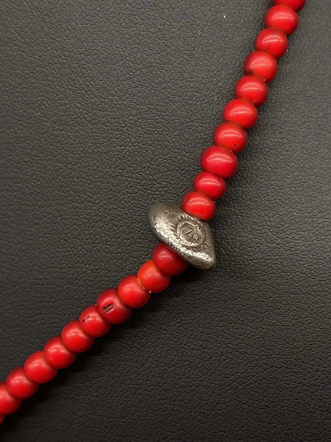 Goros Metal Pendant With Antique Red Beads Setup