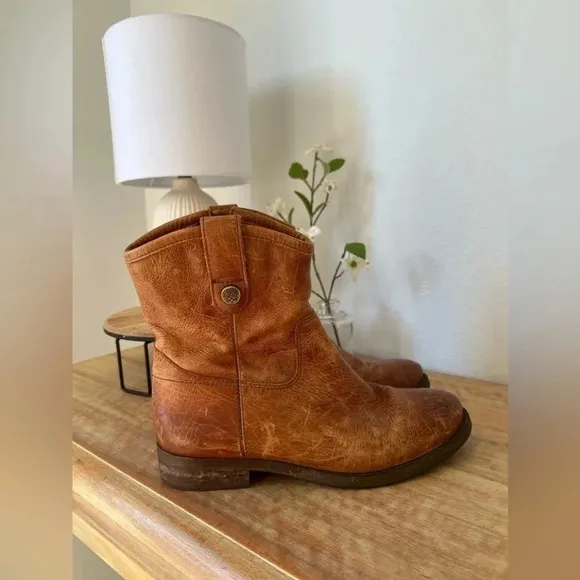 Vince Camuto Payatt   Round Toe Leather  Ankle Boot. Size 7